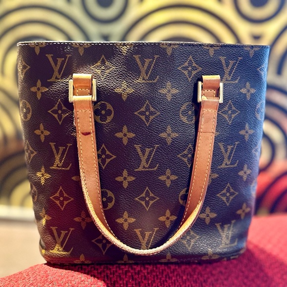 Louis Vuitton Vivian Tote - Picture 4 of 10